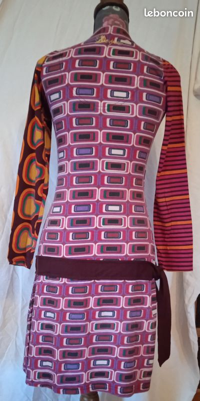 Robe Desigual - Taille T-M, Couleur Noir Et Rouge, Occasion Très Bon état, Coupe Regular