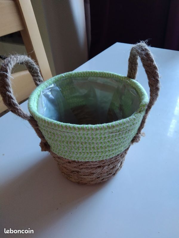 Cache pot (image 1)