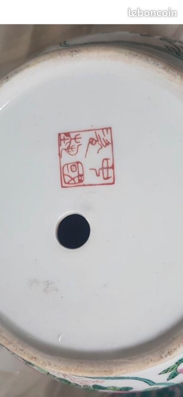 Chine- Paire de Caches Pots en Porcelaine Signés (image 8)