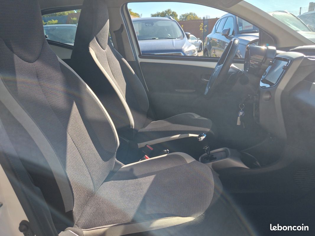 TOYOTA AYGO 1.0 VVTI 70 BOITE AUTO GRAND ECRAN CARPLAY 1er MAIN ENTRETIEN ET GARANTIE TOYOTA (image 19)