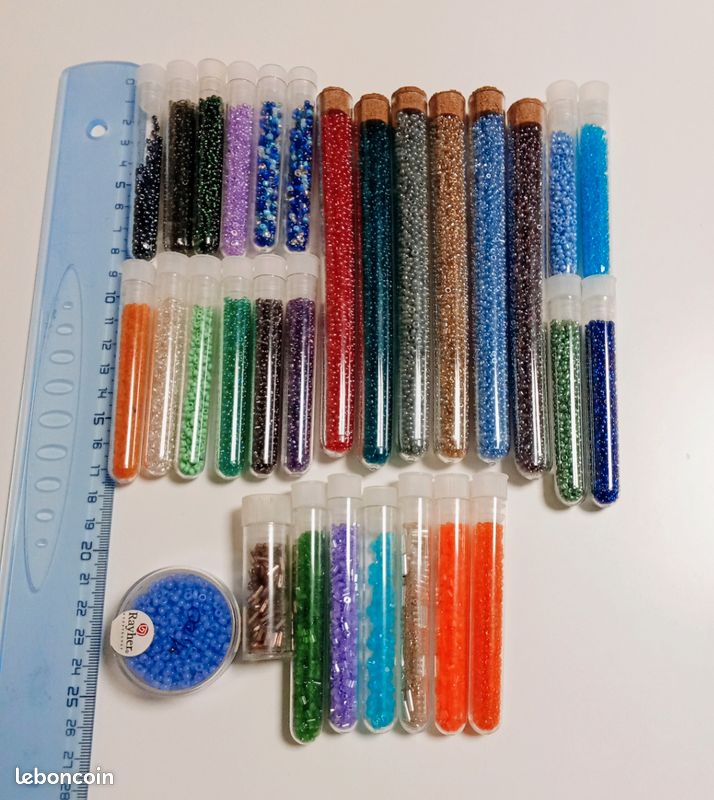 12 000 pièces de perles de rocaille en verre 24 couleurs Kit de perles