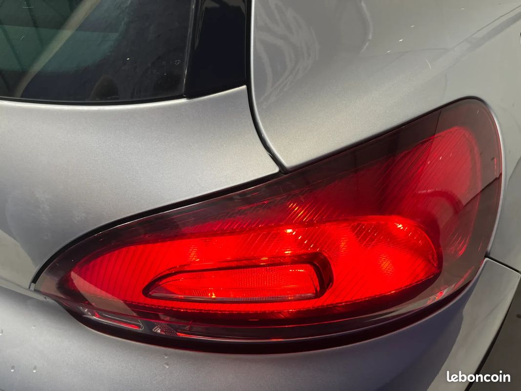VOLKSWAGEN Scirocco 1.4 TSI 160ch Sportline - 2009 - DYNAUDIO - Projecteur Bi-Xenon (image 18)