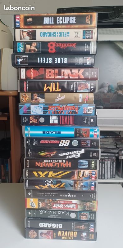 LOT 250 VHS années 80 à 2000 + megadrive streets of rage