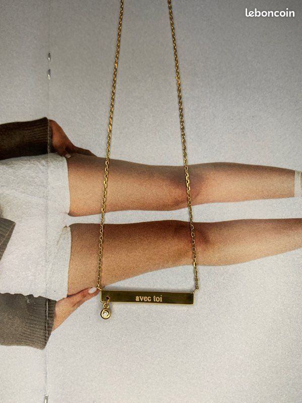 Collier rectangle avec gravure “avec toi” et un petit pendentif (image 1)