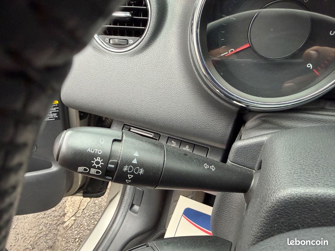 Peugeot 5008 1.6 HDI 110CH Premium Première Main (image 20)