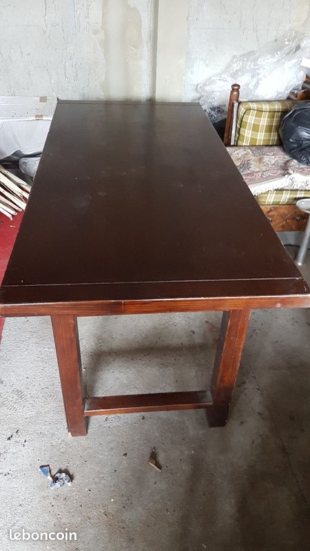 Table en bois massif foncé (image 3)