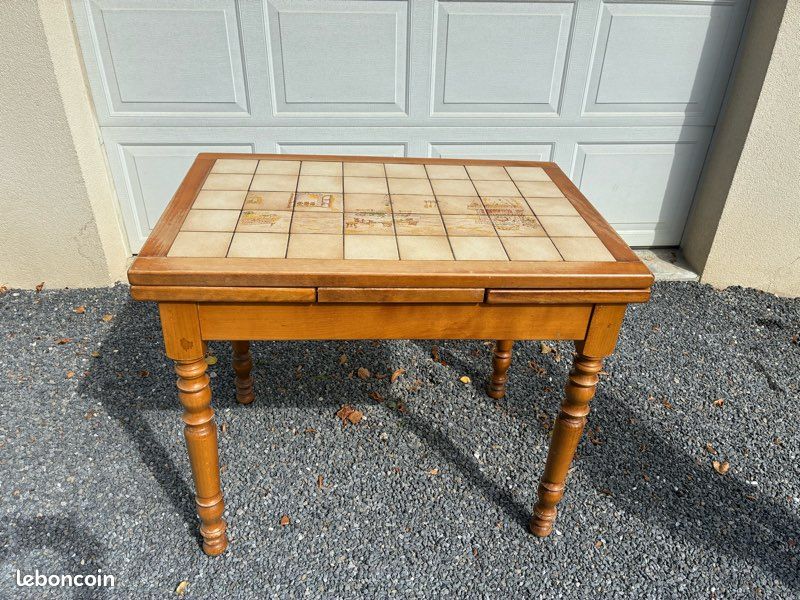 Table de cuisine en bois avec plateau carrelé (image 1)