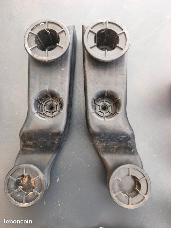 Paire de supports latéraux de pare-chocs avant VW Corrado - 535807193 / 535807194 (image 1)