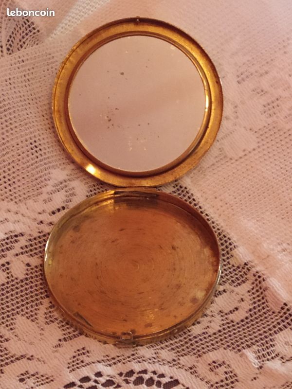 ANCIEN POUDRIER AVEC rouge a lèvres, minaudière , façon cuir serpent