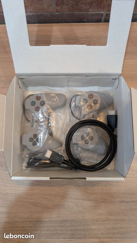 PlayStation Classic
Comme neuve, utilisée deux fois seulement.
Le pack comprend : deux manettes, un câble USB, un câble HDMI et la console.
Vendue avec boîte d'origine, notice etc.
Prix : 85 (image 4)