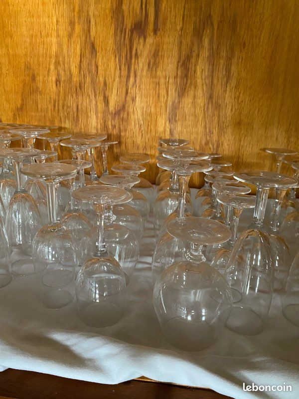 Ensemble de verres à pied divers (vin, champagne…) (image 4)