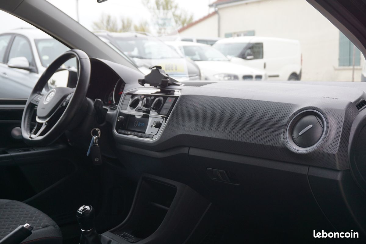 Volkswagen UP 1.0 75CH BLUEMOTION TECHNOLOGY UP CONNECT 5P EURO6D-T (image 12)