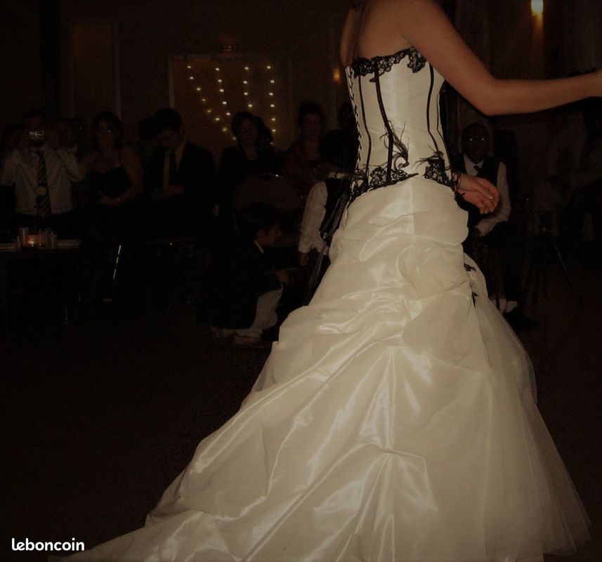 Robe mariée noir et blanc dentelle plumes T36-38 (image 5)