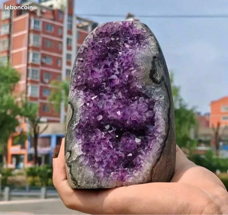 Améthyste violette naturelle brute de 225,00 carats, pierre