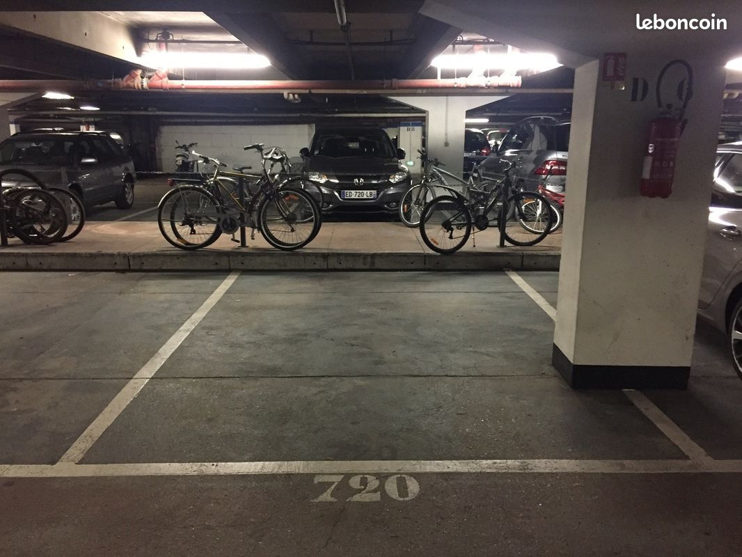 Parking 10 m² · à Courbevoie · 10 m² · 90 €