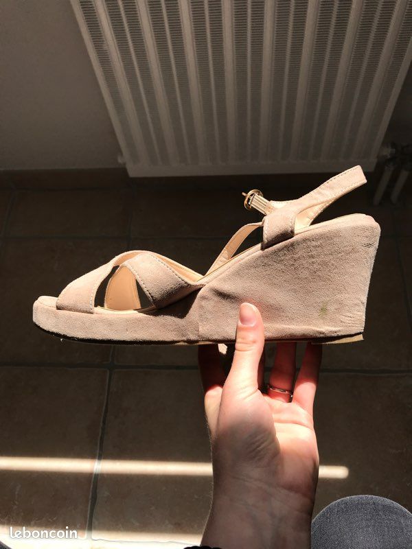 Chaussures à talon compensé (image 2)