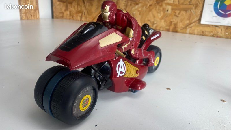 Moto télécommandé Iron man (image 1)