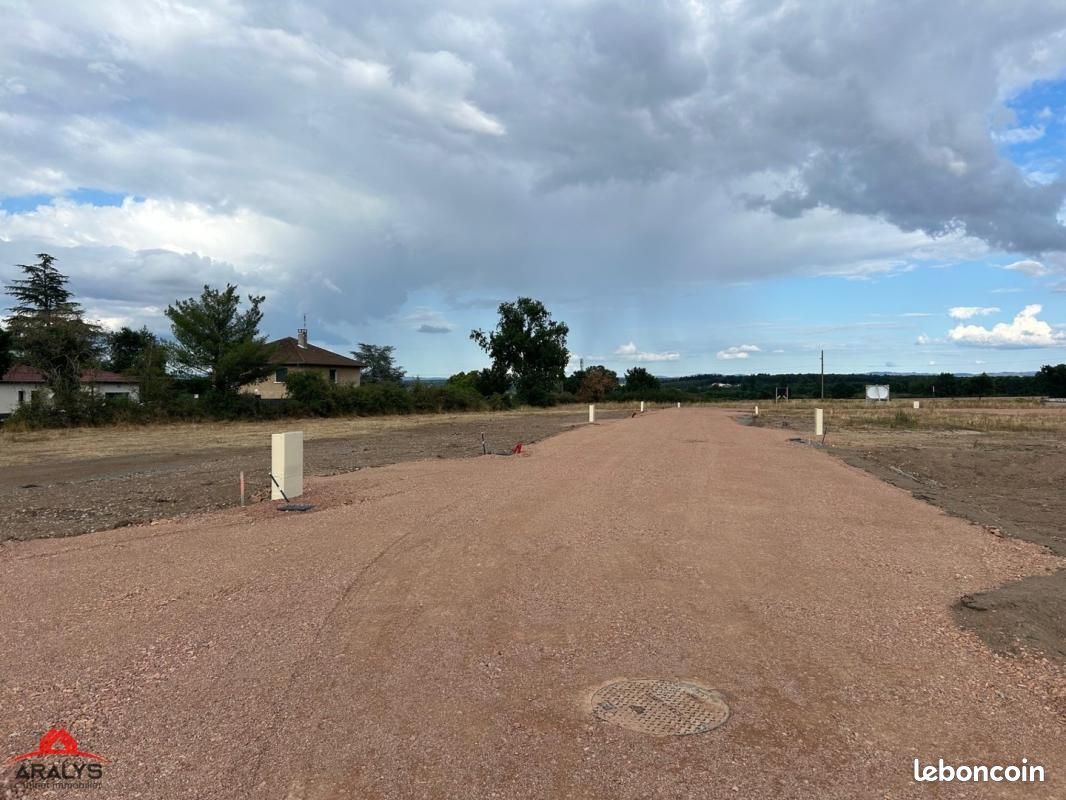 Terrain 571 m² · à Commelle-Vernay · 69 662 €