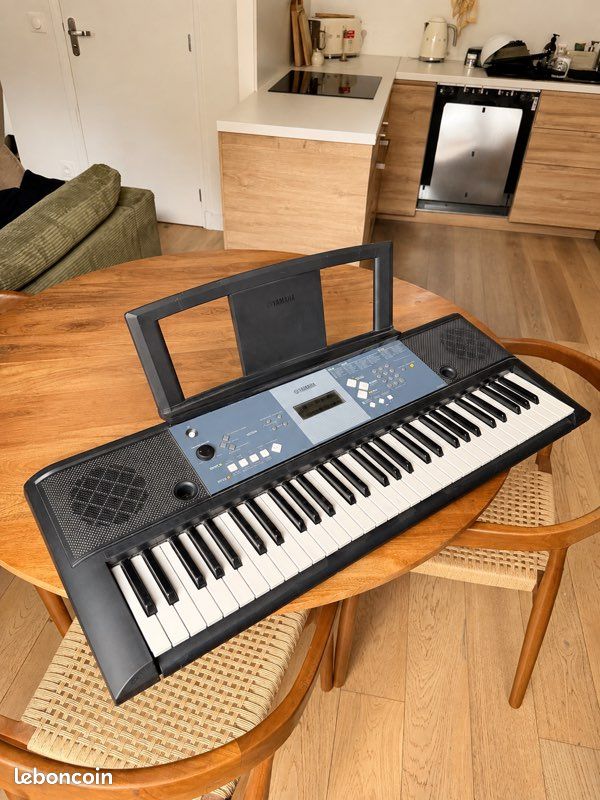 Clavier Yamaha YPT-230 – 61 touches + pied – Idéal débutant (image 2)