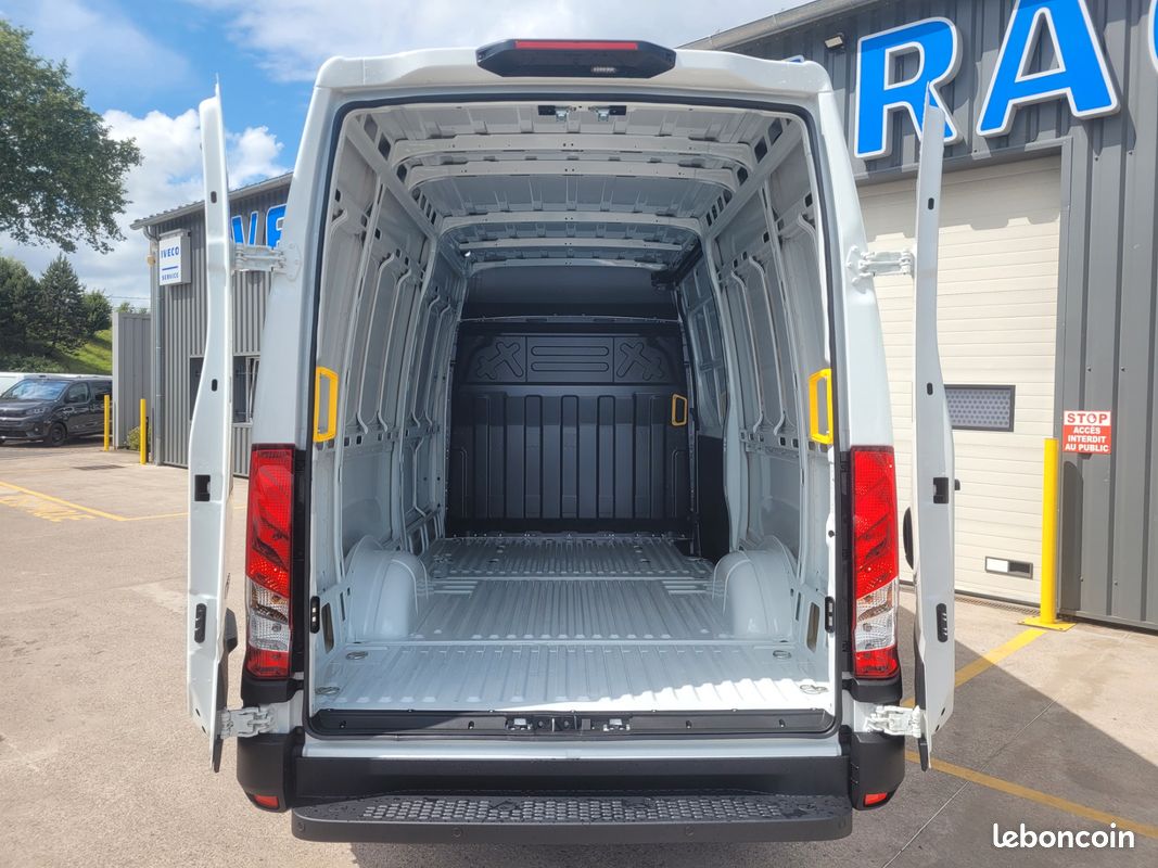 IVECO DAILY 35S18 HA8 V12 FOURGON PACK COMFORT 03 PLACES comme NEUF avec BOITE AUTO + MOTEUR 3 LITRES + CAMÉRA + RADARS + PORTES 270 DEGRÉS + SIEGE SUSPENDU + PHARES FULL LED ( Prix Vente 43 990 HT ) (image 8)