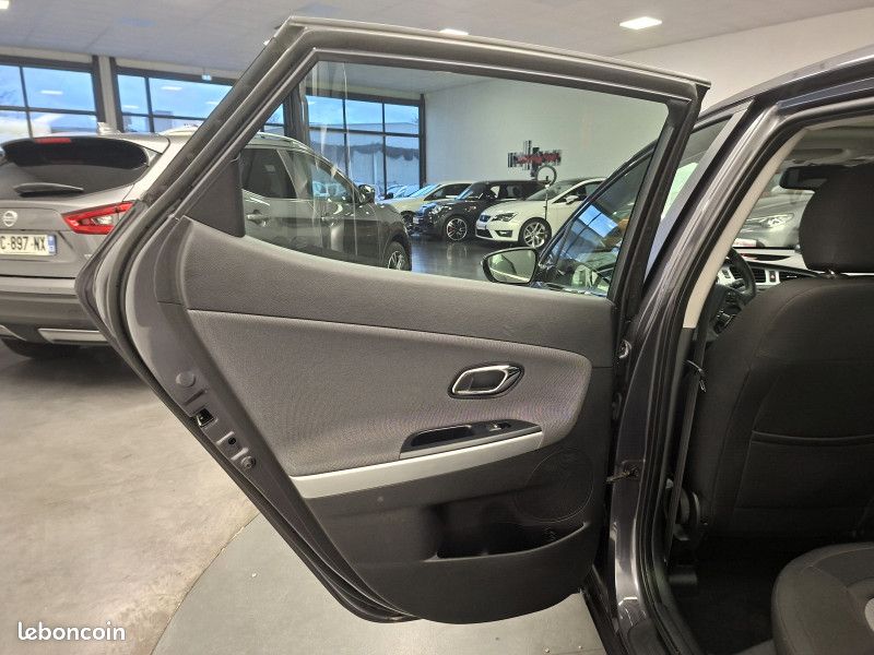 Kia CEE'D 1.6 crdi 128 ch Active Visio / Toit pano / Régulateur / Radar / 1ère main / (image 27)