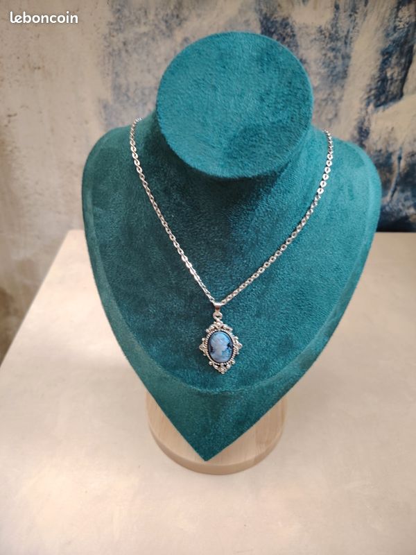 Collier Pendentif Vintage Avec Camée En Verre Bleu - Argenté - Ancien, Un Peu Patiné - Occasion