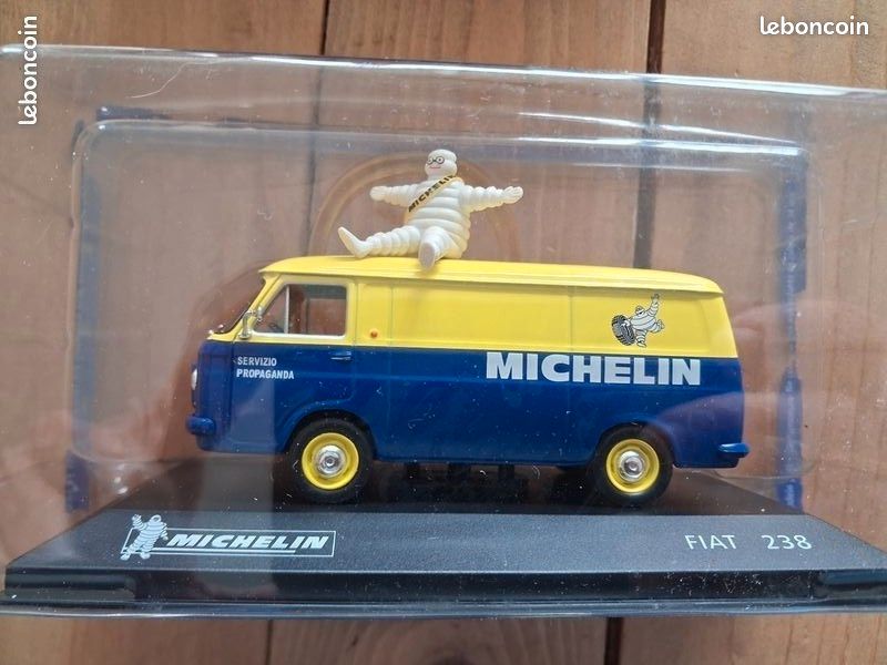 VOLKSWAGEN COMBI 1966 fourgon tolé MICHELIN jaune/bleu 1/19 no 1/18 SOLIDO voitu