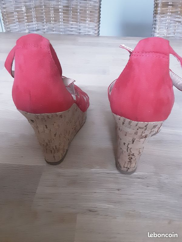 Chaussures Bata rouge talons compensés (image 6)