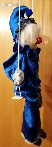 Bibelot Ancien Clown Suspendu En Céramique Sur Balançoire, Très Bon état