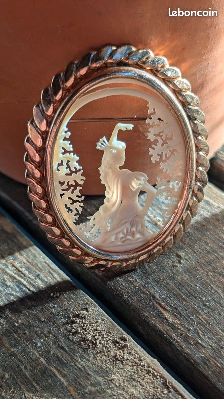 Ancienne broche en perles, sequins et celluloid - Montres