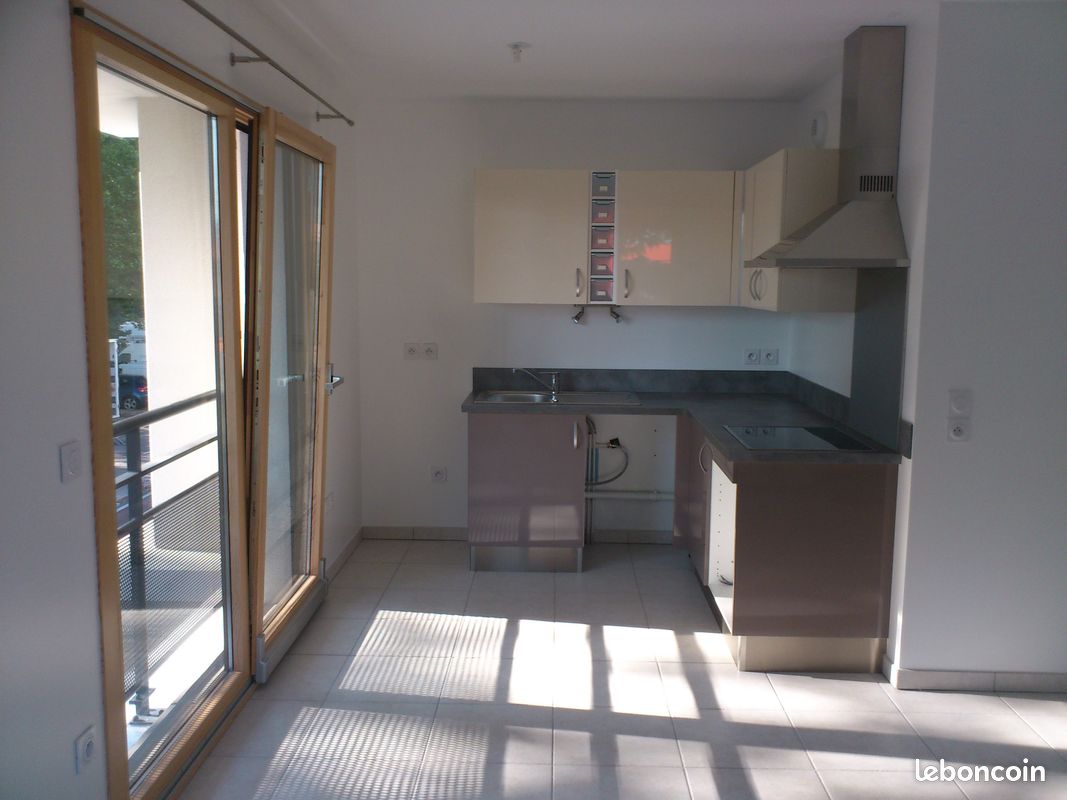 Parking 46 m² · à Saint-Étienne · 46 m² · 555 €/mois