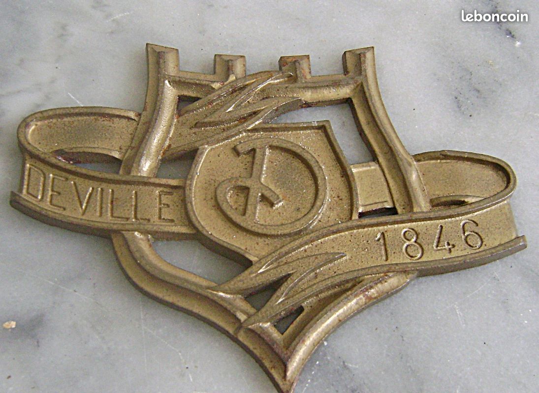 Ancienne enseigne en fonte sur les Poêles à bois Deville 1846 Usine Charleville 08 Ardennes déco vintage .Numéroté. 24x18 cm Voir photos Etat d'usage (image 1)