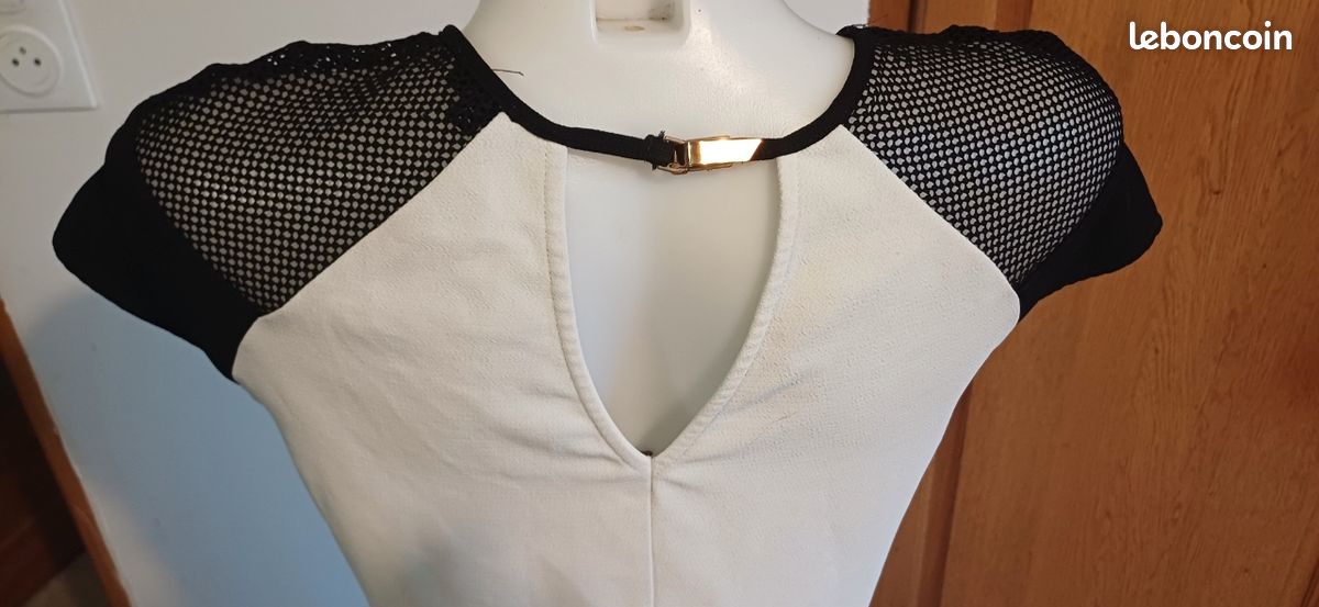 Robe blanche et dentelle noir t34 (image 3)