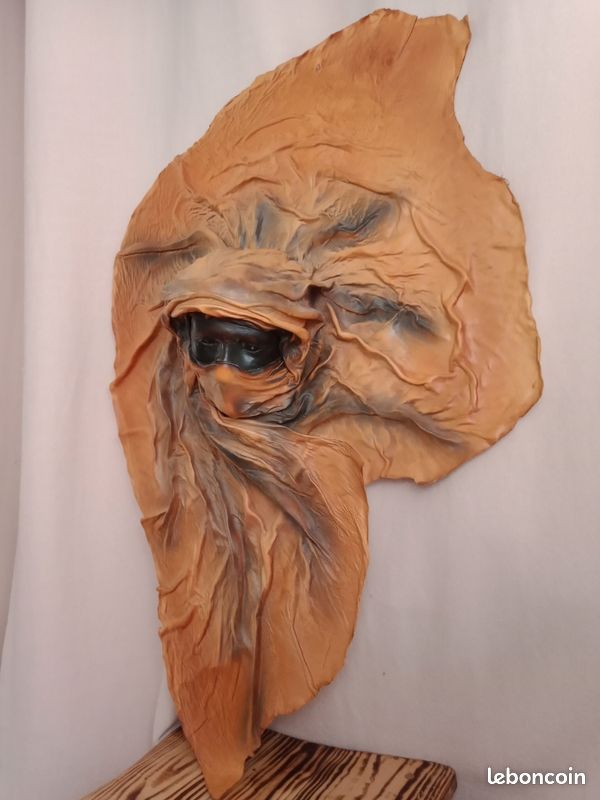 Bas-relief en cuivre repoussé représentant une scène africaine