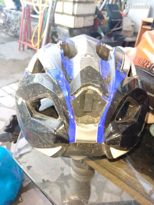 Lot de 2 casques de vélos.. (image 1)