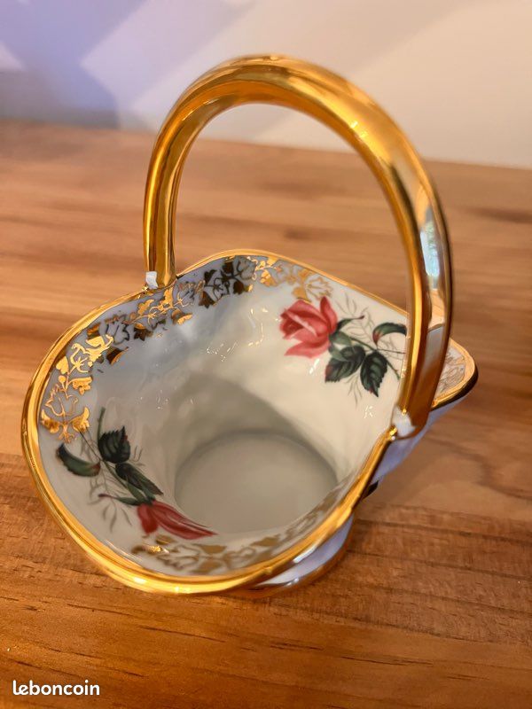Petit panier en porcelaine blanche et dorures (image 9)