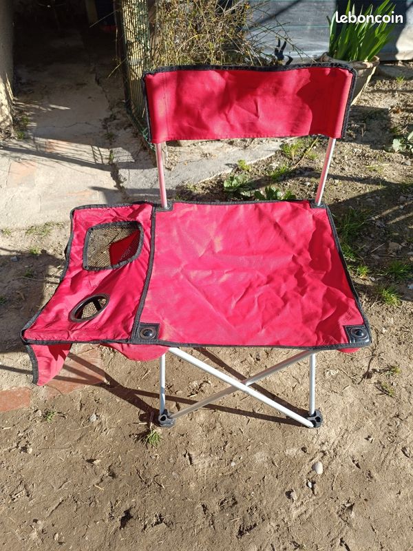 Chaise de gradin de stade vintage en métal rouge - France