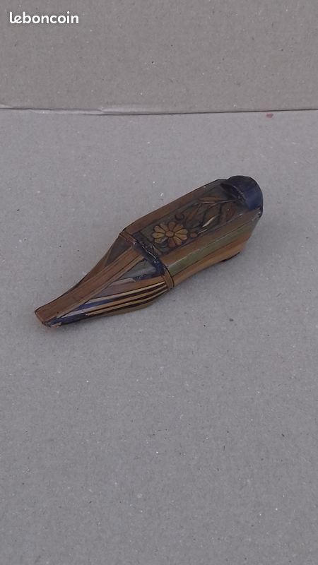 Tabatière ou boite a aiguille de couture en forme de chaussure en marqueterie de paille (image 1)