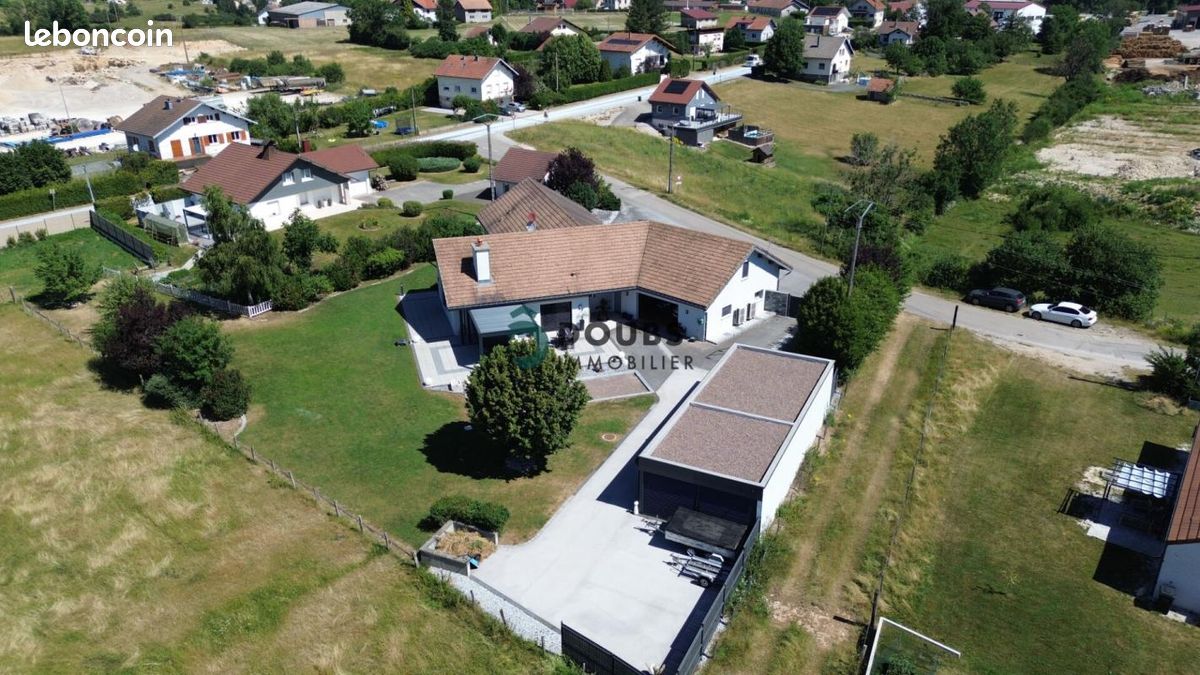 Maison 7 pièces 487 m² · à Pierrefontaine-les-Varans · 487 m² · 599 000 €