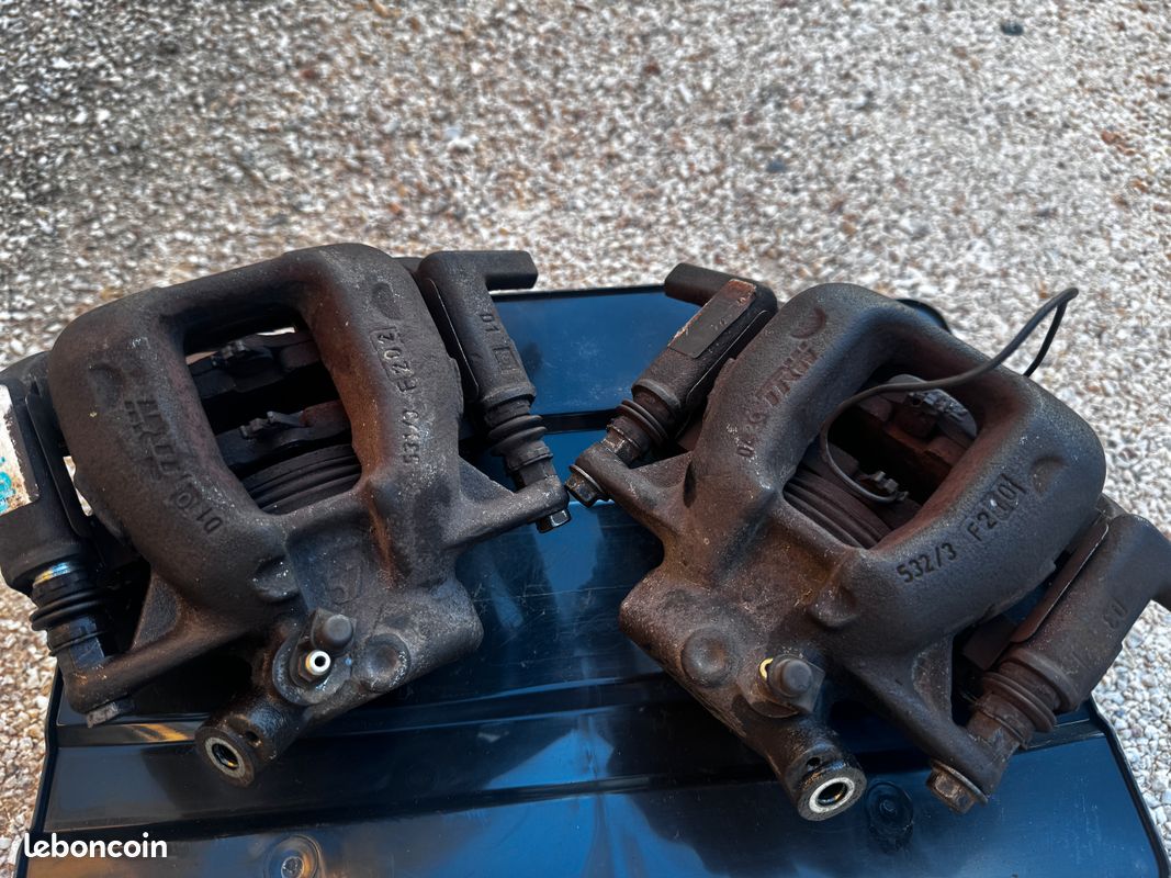 Paire d'étriers de frein avant TRW de PEUGEOT 407 SW break 2.0l HDI 16V 136CV de 2006 (image 1)