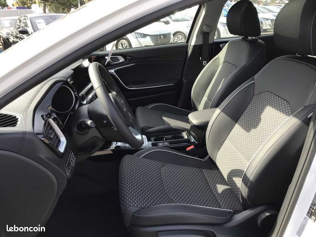 KIA CEE D XCeed Hybride rechargeable 1.6 GDI - 105 + Electric 60,5 ch - Stop&Go - BV DCT6 Premium (image 24)