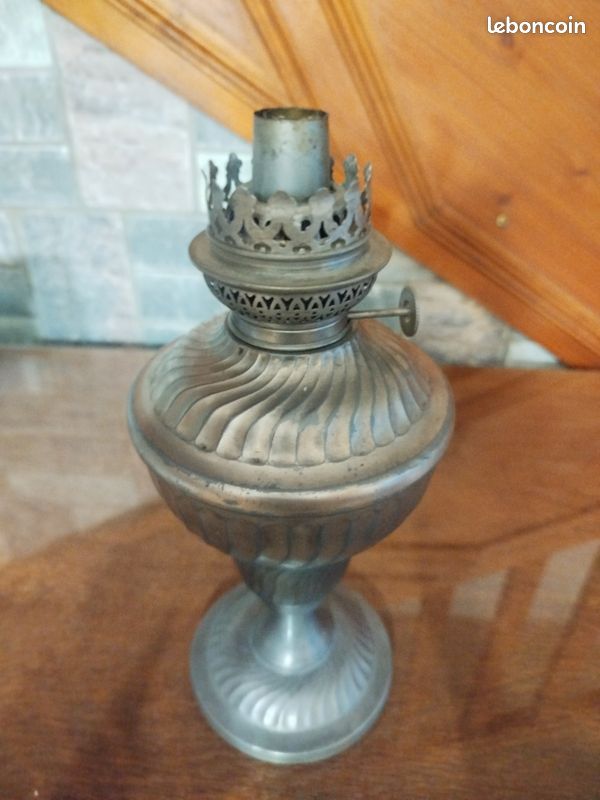 Lampe à pétrole en étain (image 2)