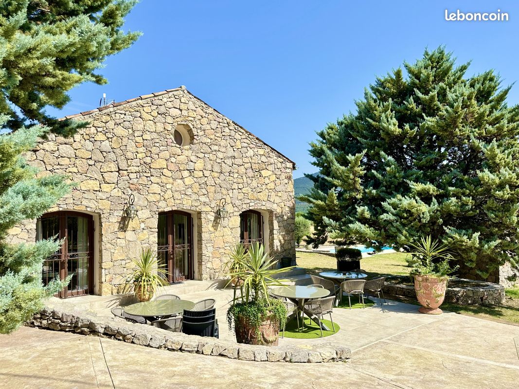 Maison 14 pièces 381 m² · à Ampus · 381 m² · 1 230 000 €