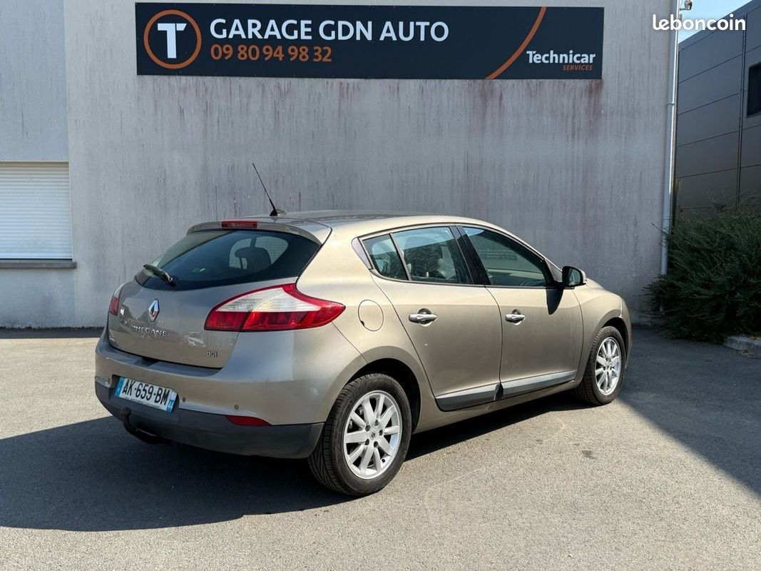 Renault MEGANE III 1.9 DCI 130CH FAP PRIVILEGE ECO² EURO5 (image 13)