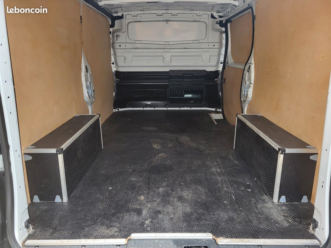 RENAULT TRAFIC L2H1 FOURGON 2.0Blue DCI 130 GRAND CONFORT 03 PLACES avec HABILLAGE BOIS COMPLET + PROJECTEURS FULL LED + RADARS ARRIÈRE + ROUE DE SECOURS / GARANTIE 12 MOIS ( Prix de Vente 18 990 HT ) (image 7)