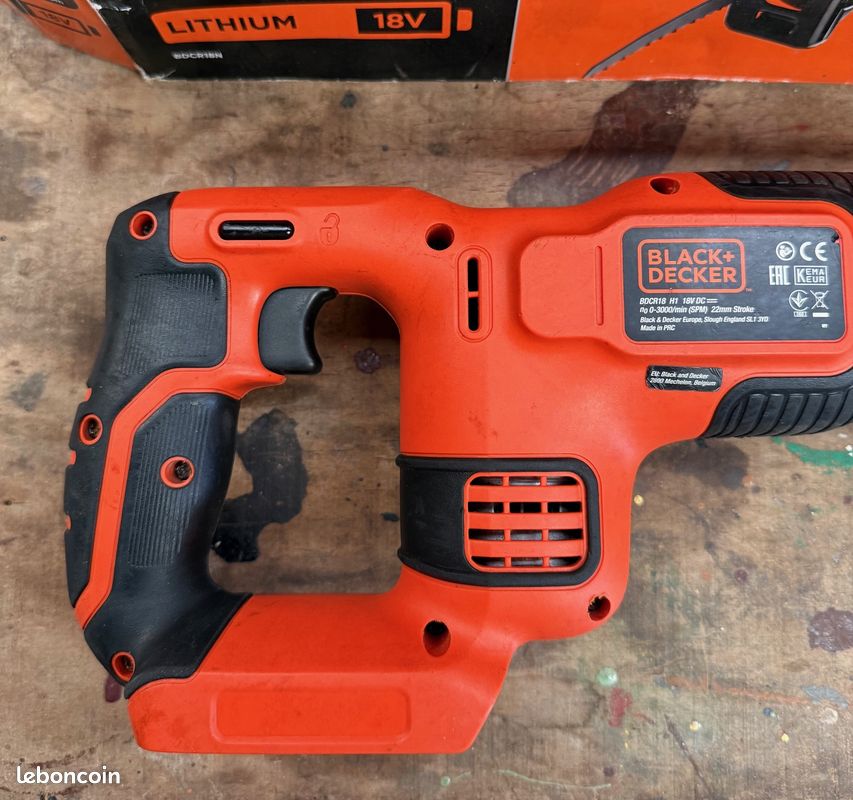 Scie Sabre Sans Fil BLACK+DECKER 18V - Vitesse Variable 0-3000 Tr/min - Lame 15cm - Sans Batterie