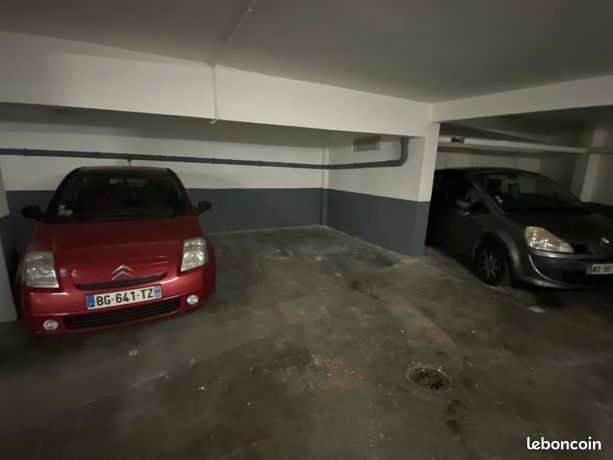 Place de parking face RER