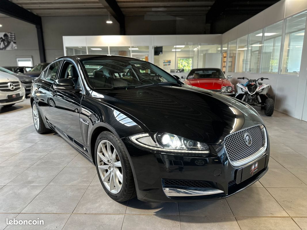 Jaguar XF 2.2 163ch Luxe Premium "Carnet d'entretien Jaguar" (image 2)