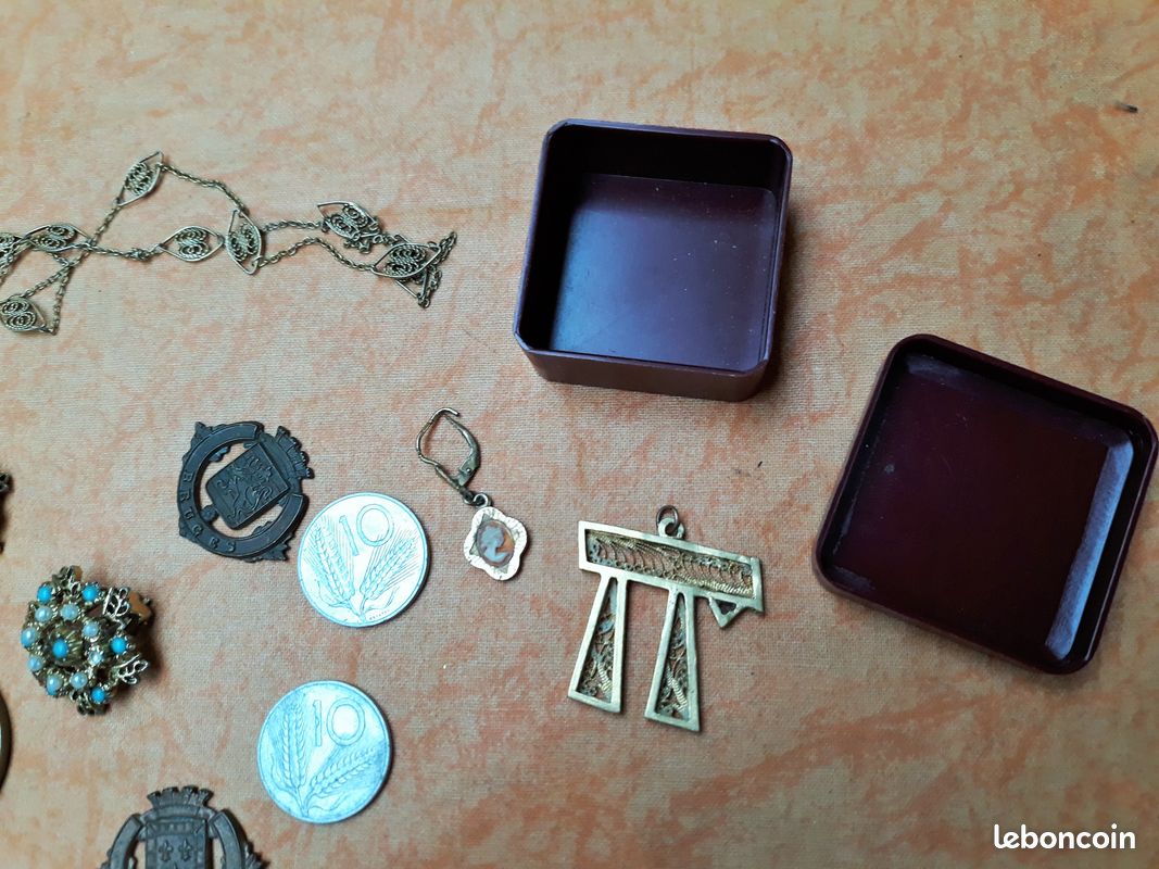 Lot médailles Bijou Chaîne Boucle Oreille Médaillon Monnaie Boite THZ (image 7)