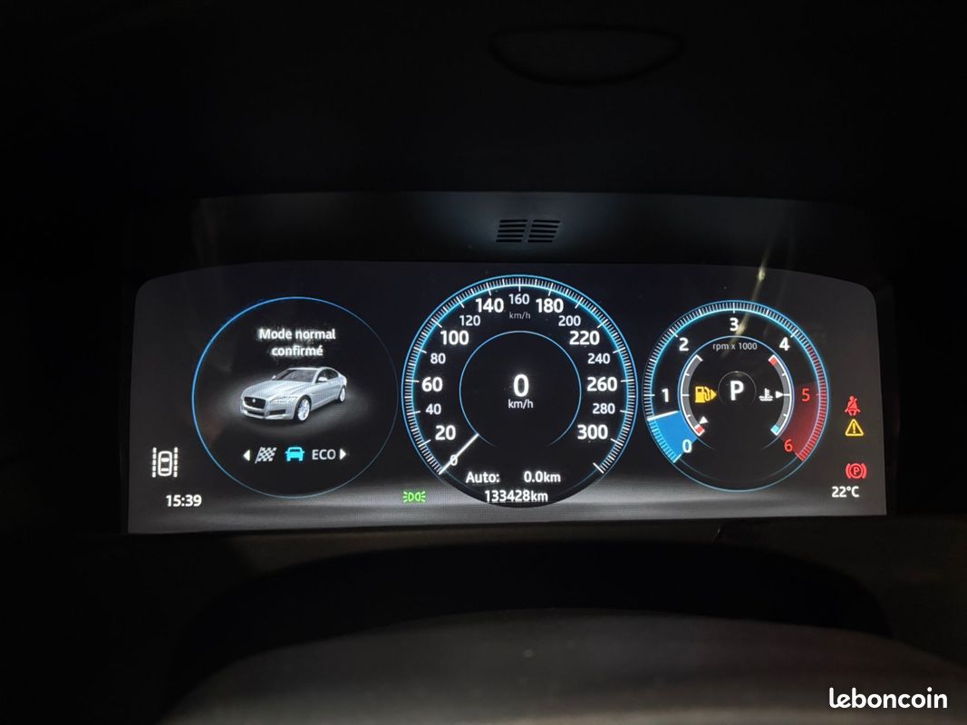 JAGUAR XF 3.0 D 300CH R-SPORT BVA - Entretien Jaguar - Carplay - Caméra de recul (image 17)